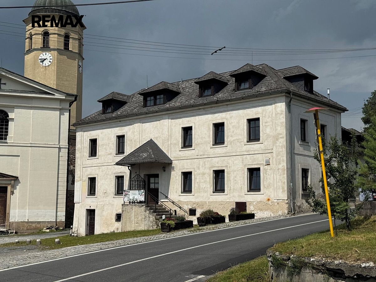 Prodej rodinného domu 328 m², pozemek 661 m²